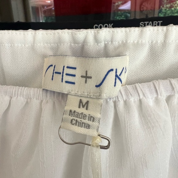 NWT Beautiful strapless white dress with open sides. Size medium. - Picture 6 of 7